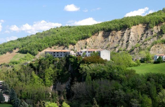 Locanda Delle Grotte Di Onferno 호텔 겜마노 외부 사진